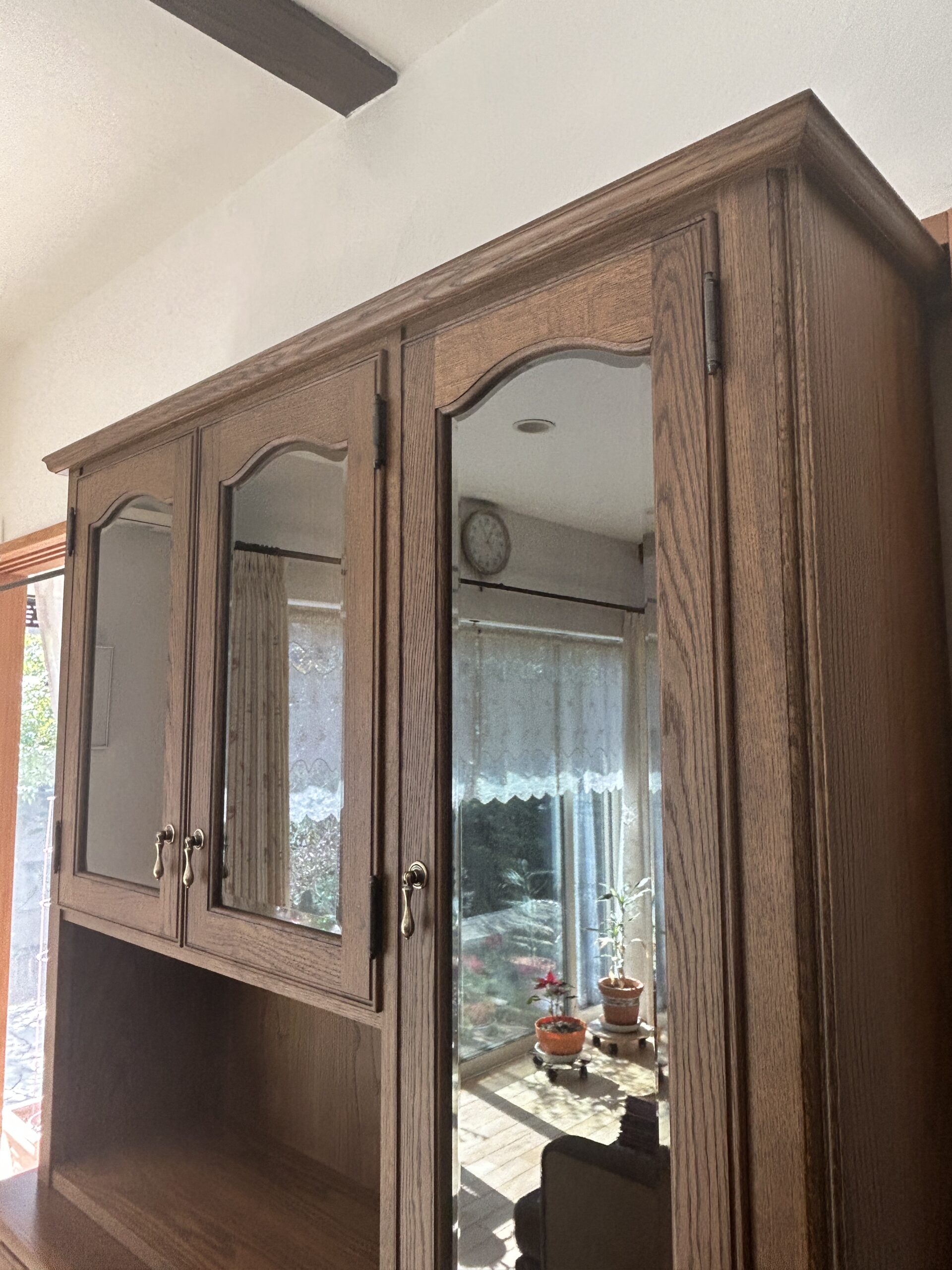 葉山家具過去商品「花柄サイドボード」に合わせたオーダー飾り棚｜経年変化を再現した色合わせと耐震設計